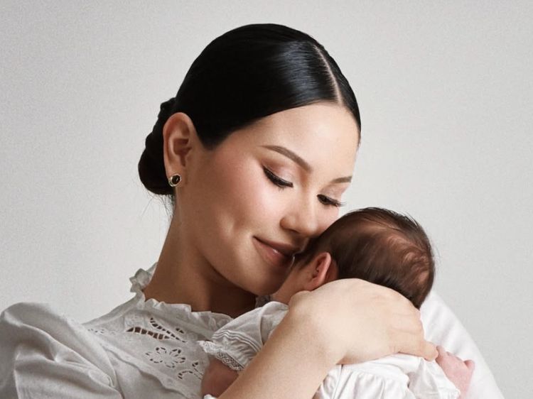 Potret Alyssa Daguise Momong Baby Soleil, Pancarkan Aura Keibuan