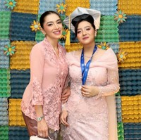 Gaya Angel Karamoy Berkebaya Pink di Wisuda Anak, Anggun Dengan Sanggul Sleek