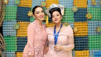 Gaya Angel Karamoy Berkebaya Pink di Wisuda Anak, Anggun Dengan Sanggul Sleek