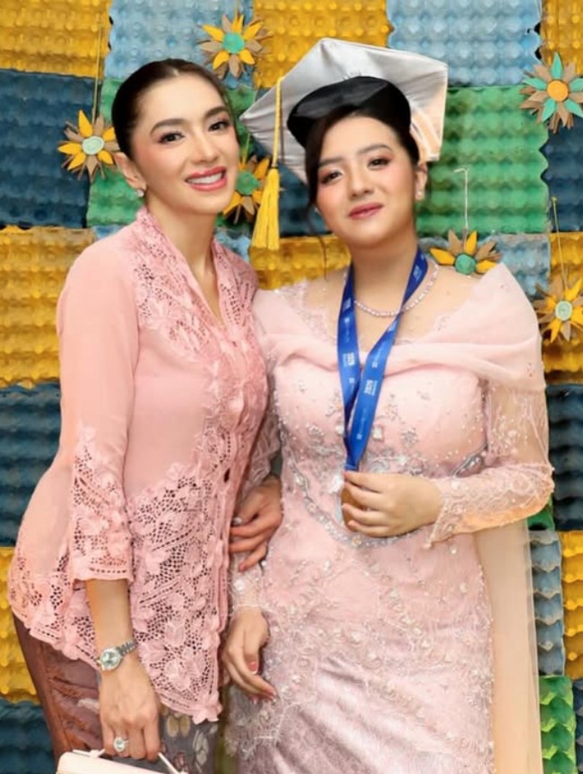 Gaya Angel Karamoy Berkebaya Pink di Wisuda Anak, Anggun Dengan Sanggul Sleek