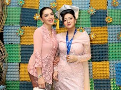 Gaya Angel Karamoy Berkebaya Pink di Wisuda Anak, Anggun Dengan Sanggul Sleek