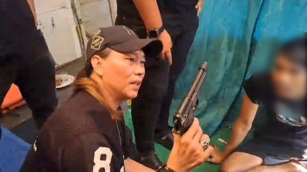 Anggota Jatanras Polda Metro Jaya, Aiptu Zakaria atau Jacklyn Choppers menunjukkan pistol mainan perampok minimarket Bekasi.