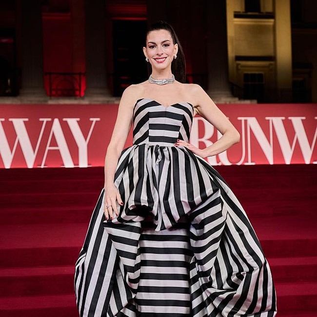 9 Cara Anne Hathaway Sembunyikan Kehamilan di Red Carpet dengan Busana