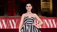9 Cara Anne Hathaway Sembunyikan Kehamilan di Red Carpet dengan Busana