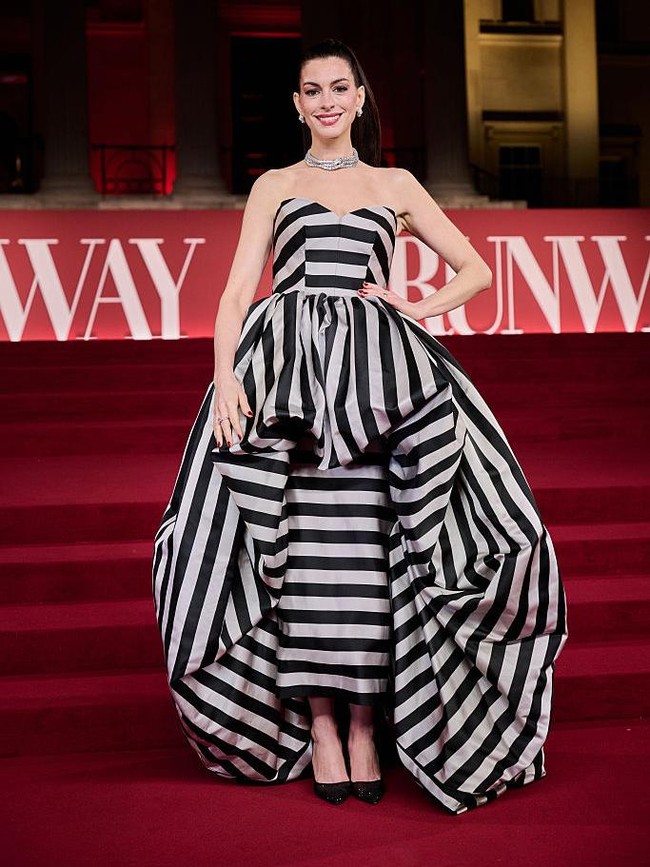 9 Cara Anne Hathaway Sembunyikan Kehamilan di Red Carpet dengan Busana