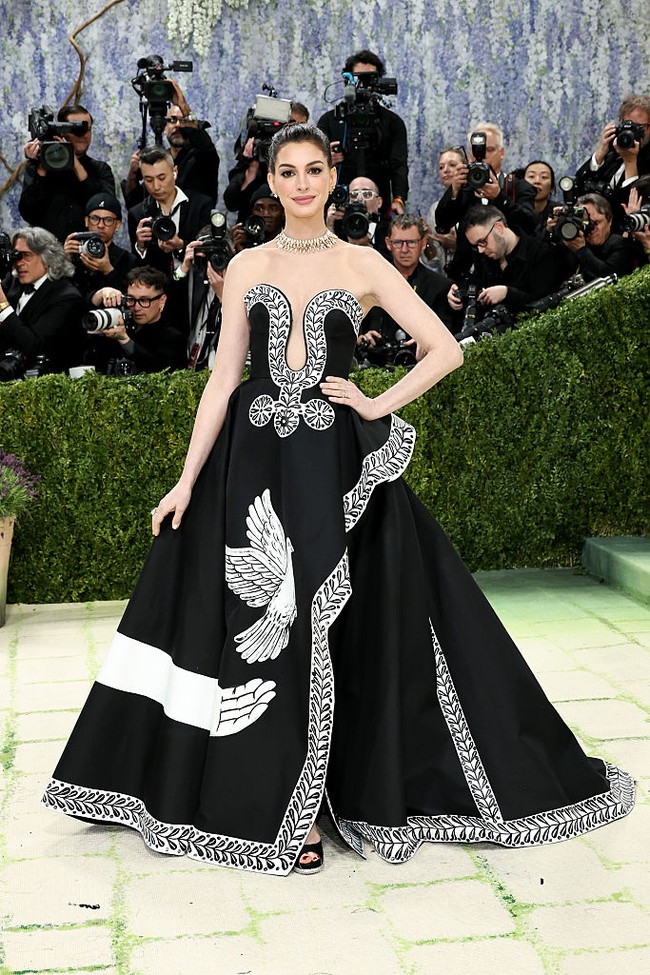 Di luar promosi film, Anne tampil memukau di MET Gala 2026 degan gaun custom Michael Kors. Potongan A-line kembali jadi pilihan, dengan aksen hiasan di pinggang dan lukisan burung, yang membuat mata teralihkan dari kehamilannya. Foto: Getty Images/Jamie McCarthy