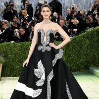 Di luar promosi film, Anne tampil memukau di MET Gala 2026 degan gaun custom Michael Kors. Potongan A-line kembali jadi pilihan, dengan aksen hiasan di pinggang dan lukisan burung, yang membuat mata teralihkan dari kehamilannya. Foto: Getty Images/Jamie McCarthy