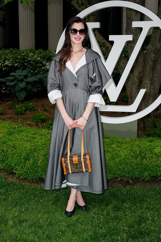 Strategi serupa berlanjut saat Anne menghadiri peragaan busana Louis Vuitton Cruise 2027 pada Mei lalu. Ia memilih busana longgar dari koleksi Fall/Winter 2026 rumah mode Prancis tersebut, yang kini diketahui menjadi salah satu cara sang aktris menjaga kabar kehamilannya tetap rahasia hingga waktu yang tepat. Foto: WWD via Getty Images/John Nacion