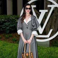 Strategi serupa berlanjut saat Anne menghadiri peragaan busana Louis Vuitton Cruise 2027 pada Mei lalu. Ia memilih busana longgar dari koleksi Fall/Winter 2026 rumah mode Prancis tersebut, yang kini diketahui menjadi salah satu cara sang aktris menjaga kabar kehamilannya tetap rahasia hingga waktu yang tepat. Foto: WWD via Getty Images/John Nacion