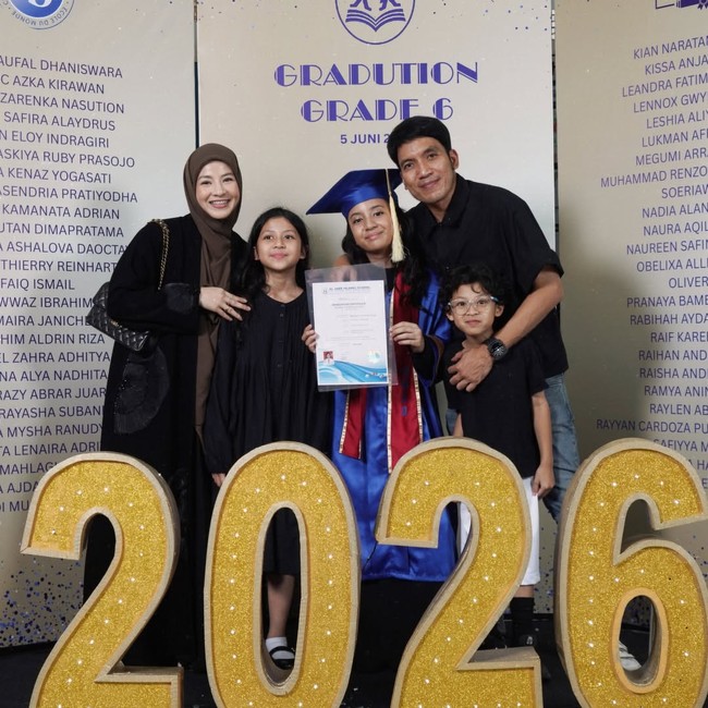 Natasha Rizky dan Desta dikenal tetap akur setelah memutuskan berpisah. Demi ketiga anak mereka, keduanya masih menjalani co-parenting dengan baik. Baru-baru ini, Natasha dan Desta hadir bersama dalam wisuda putri sulung mereka sebagai bentuk apresiasi atas pencapaian sang anak.  Foto: Dok. Instagram