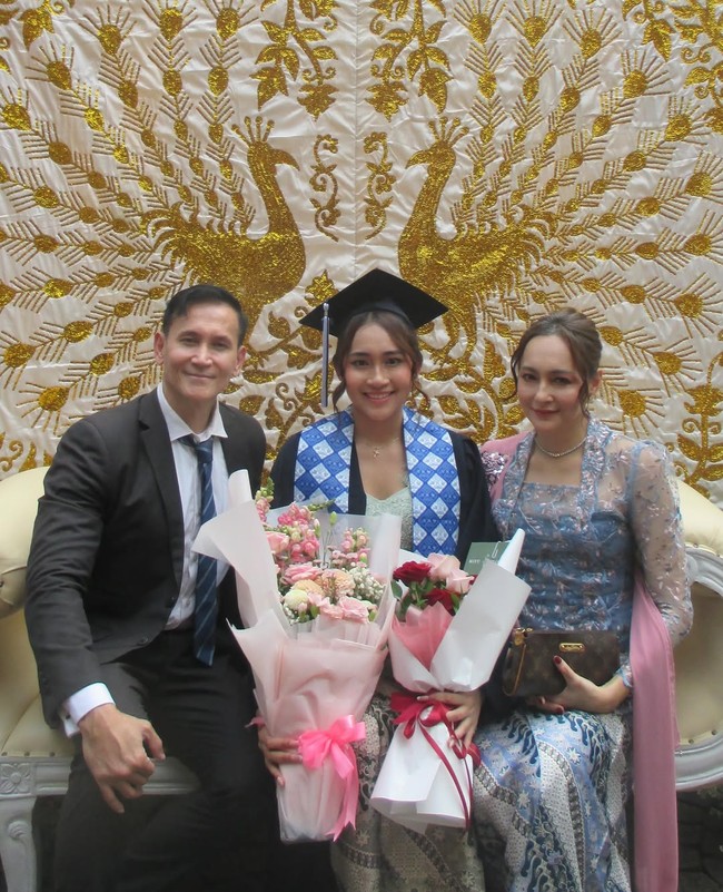 Marcelino Lefrandt dan Dewi Rezer menjadi salah satu contoh mantan pasangan yang tetap kompak dalam mengasuh anak. Hubungan baik yang mereka bangun setelah perceraian terlihat dari kehadiran keduanya dalam acara wisuda anak yang berlangsung hangat. Foto: Dok. Instagram