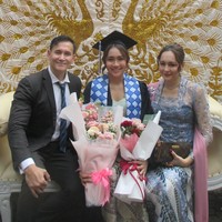 Marcelino Lefrandt dan Dewi Rezer menjadi salah satu contoh mantan pasangan yang tetap kompak dalam mengasuh anak. Hubungan baik yang mereka bangun setelah perceraian terlihat dari kehadiran keduanya dalam acara wisuda anak yang berlangsung hangat. Foto: Dok. Instagram