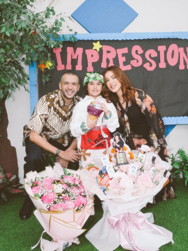 Tasya Farasya tetap menjalin hubungan yang baik dengan mantan suaminya, Ahmad Assegaf, meski rumah tangga mereka telah berakhir. Keduanya masih bekerja sama dalam mengasuh anak dan terlihat hadir bersama saat wisuda TK putri sulung mereka. Foto: Dok. Instagram