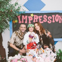 Tasya Farasya tetap menjalin hubungan yang baik dengan mantan suaminya, Ahmad Assegaf, meski rumah tangga mereka telah berakhir. Keduanya masih bekerja sama dalam mengasuh anak dan terlihat hadir bersama saat wisuda TK putri sulung mereka. Foto: Dok. Instagram
