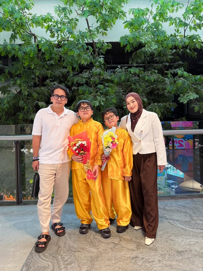 Riri Fairuz dan Ayus juga menunjukkan bahwa perpisahan tidak menghalangi peran mereka sebagai orangtua. Keduanya hadir dalam momen wisuda dua putra mereka, menciptakan suasana penuh kebahagiaan dan dukungan untuk anak-anak di hari spesial tersebut. Foto: Dok. Instagram