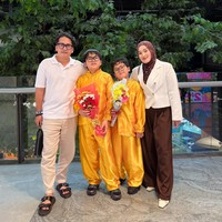 Riri Fairuz dan Ayus juga menunjukkan bahwa perpisahan tidak menghalangi peran mereka sebagai orangtua. Keduanya hadir dalam momen wisuda dua putra mereka, menciptakan suasana penuh kebahagiaan dan dukungan untuk anak-anak di hari spesial tersebut. Foto: Dok. Instagram