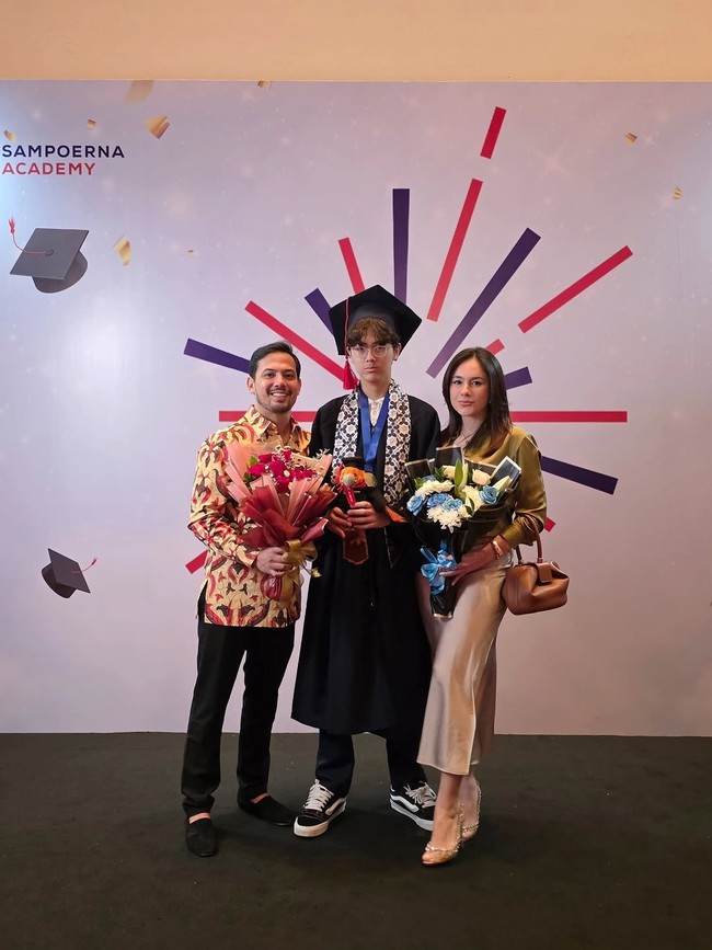 Wulan Guritno dan Adilla Dimitri tampak merayakan kelulusan putra mereka, Jeremiah. Momen tersebut terasa istimewa karena Jeremiah kini bersiap melanjutkan pendidikan ke jenjang SMA. Kehadiran keduanya menunjukkan dukungan penuh terhadap perjalanan pendidikan sang anak. Foto: Dok. Instagram