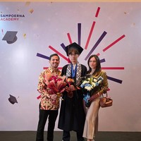Wulan Guritno dan Adilla Dimitri tampak merayakan kelulusan putra mereka, Jeremiah. Momen tersebut terasa istimewa karena Jeremiah kini bersiap melanjutkan pendidikan ke jenjang SMA. Kehadiran keduanya menunjukkan dukungan penuh terhadap perjalanan pendidikan sang anak. Foto: Dok. Instagram