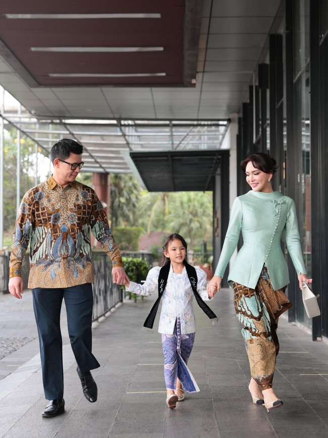 Meski sudah tidak lagi menjadi pasangan suami istri, Shandy Aulia dan David Herbowo tetap menjaga hubungan baik sebagai orang tua. Keduanya hadir bersama dalam acara wisuda putri semata wayang mereka sebagai bentuk dukungan dan kebersamaan demi sang anak. Foto: Dok. Instagram