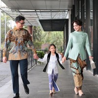 Meski sudah tidak lagi menjadi pasangan suami istri, Shandy Aulia dan David Herbowo tetap menjaga hubungan baik sebagai orang tua. Keduanya hadir bersama dalam acara wisuda putri semata wayang mereka sebagai bentuk dukungan dan kebersamaan demi sang anak. Foto: Dok. Instagram