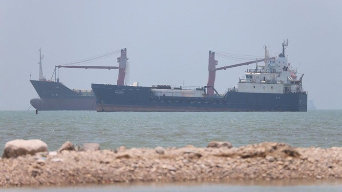 Sejumlah kapal belum bisa melalui Selat Hormuz dekat pesisir Iran, pada 18 Juni 2026. (Reuters)