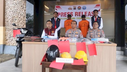 AT (24) dan AP (19), dua pencuri kabel yang menyamar sebagai petugas PLN dihadirkan dalam konferensi pers di Polres TTS. (Dok. Polres TTS)