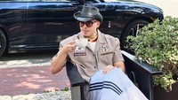 Menikmati suasana cerah di sebuah kafe, Atta Halilintar tampil mencuri perhatian mengenakan topi koboi hitam. Penampilannya kian modis dengan kemeja bermotif garis lengkap dengan patch The Mandalorian dan kacamata hitam, sembari memegang cangkir kopi. (Foto: dok Instagram attahalilintar)