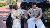 Duduk bersandingan di kursi kayu kafe, Atta Halilintar dan Aurel Hermansyah tampak asyik mengobrol sembari menikmati waktu santai. Dallas. Tebak skor Argentina Vs Austria besok. Hadiah pulsa total 1 jt, tulisnya dilihat di Instagram, Senin (22/6/2026). (Foto: dok Instagram attahalilintar)