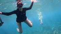 Masuk ke dalam air, Aura Kasih menunjukkan kebolehannya menyelam. Ibu satu anak itu tampak begitu tenang dan lihai mengontrol napas di dalam air yang super bening. (Foto: dok Instagram aurakasih)