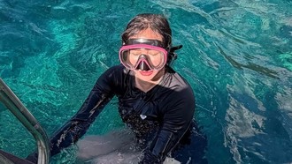 Momen Aura Kasih Freedive: Cari Lumba-lumba hingga Dikerumuni Ikan