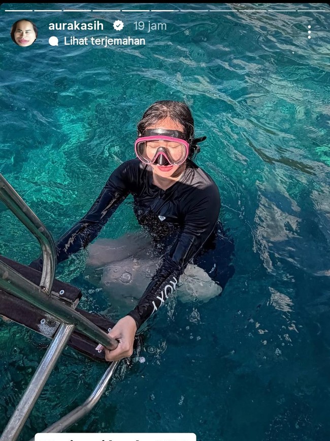 Momen Aura Kasih Freedive: Cari Lumba-lumba hingga Dikerumuni Ikan