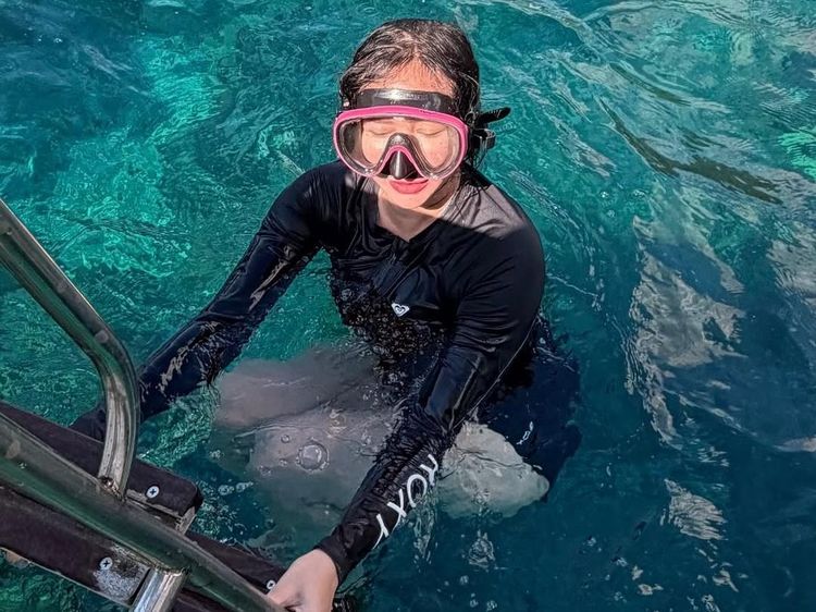 Momen Aura Kasih Freedive: Cari Lumba-lumba hingga Dikerumuni Ikan