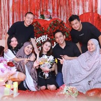 Potret Perayaan Ultah Ayu Ting Ting ke-34, Tampil Serasi Dengan Kevin Gusnadi
