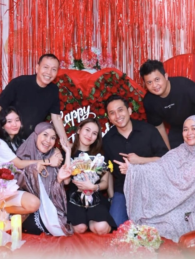 Potret Perayaan Ultah Ayu Ting Ting ke-34, Tampil Serasi Dengan Kevin Gusnadi