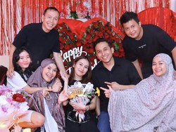 Potret Perayaan Ultah Ayu Ting Ting ke-34, Tampil Serasi Dengan Kevin Gusnadi