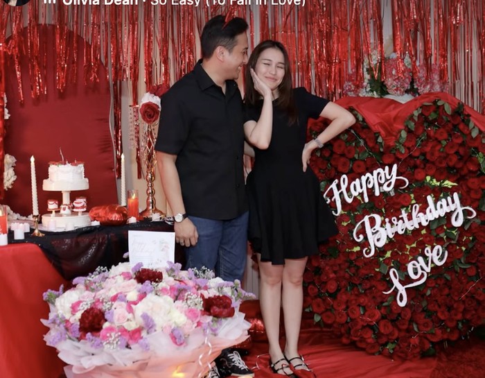 Ayu Ting Ting Ulang Tahun ke-34, Dapat Banyak Kue hingga Nasi Tumpeng Unik