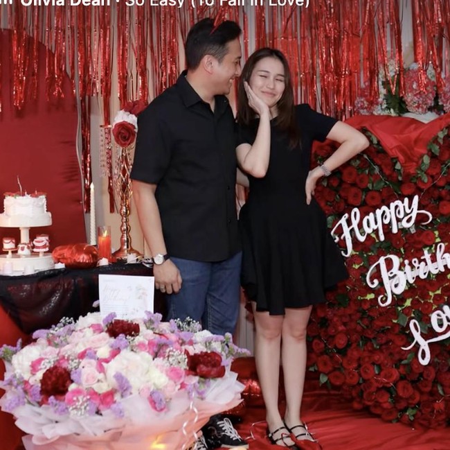 Ayu Ting TingUlang Tahun ke-34, Dapat Banyak Kue hingga Nasi Tumpeng Unik
