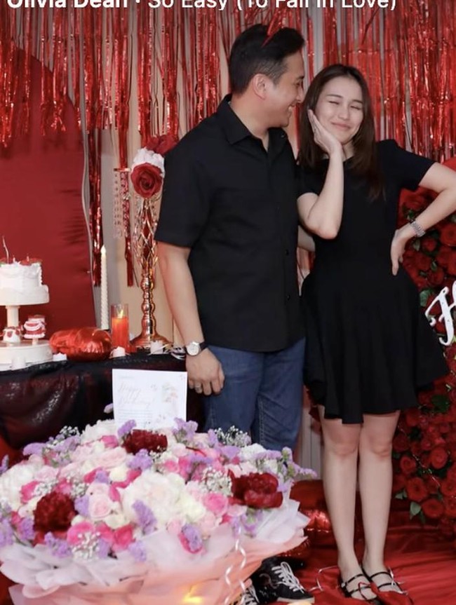 Ayu Ting TingUlang Tahun ke-34, Dapat Banyak Kue hingga Nasi Tumpeng Unik