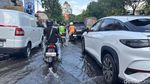 Pemandangan Macet di Surabaya Pagi Ini Imbas Banjir