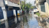 Salah satu titik yang masih tergenang berada di Jalan Ngagel Jaya. Genangan air dengan ketinggian sekitar semata kaki orang dewasa membuat kendaraan, terutama roda dua, harus melaju perlahan. Kondisi tersebut menyebabkan antrean kendaraan mengular dan arus lalu lintas tersendat.