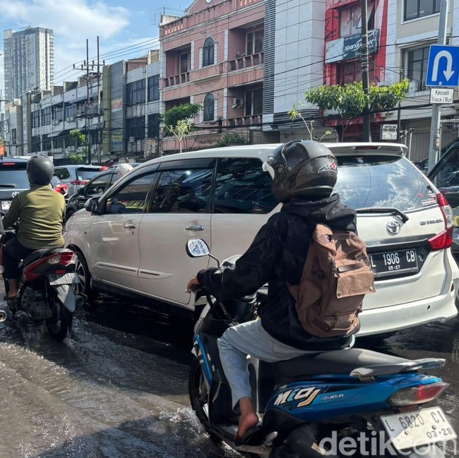 Pemandangan Macet di Surabaya Pagi Ini Imbas Banjir