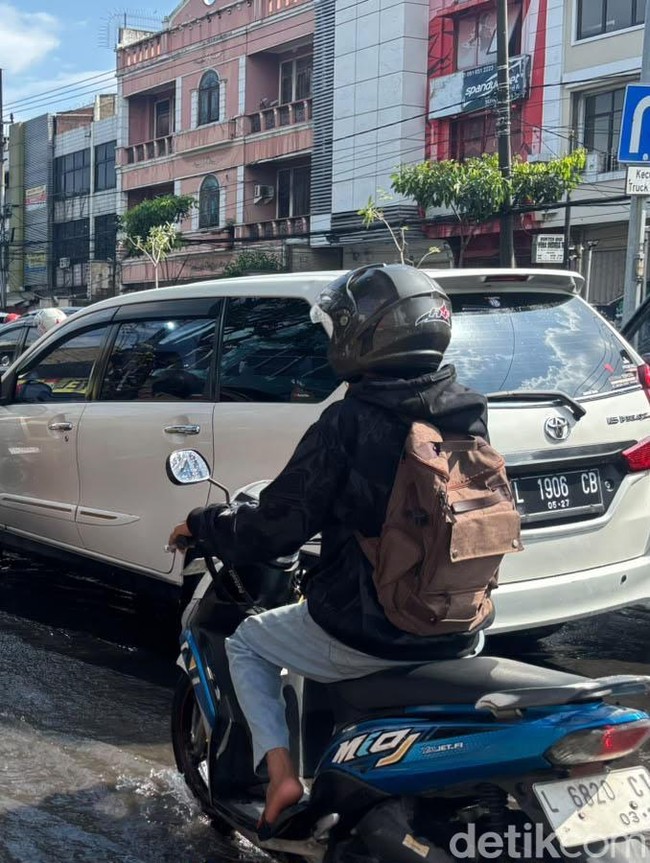 Pemandangan Macet di Surabaya Pagi Ini Imbas Banjir