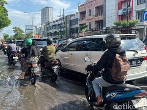 Pemandangan Macet di Surabaya Pagi Ini Imbas Banjir