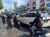 Pemandangan Macet di Surabaya Pagi Ini Imbas Banjir
