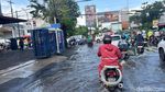 Pemandangan Macet di Surabaya Pagi Ini Imbas Banjir