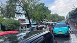 Pemandangan Macet di Surabaya Pagi Ini Imbas Banjir