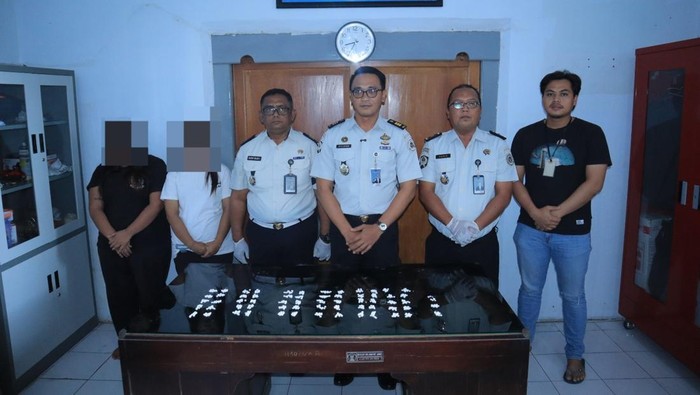 Barang bukti pil dobel L yang akan diselundupkan di Lapas Blitar