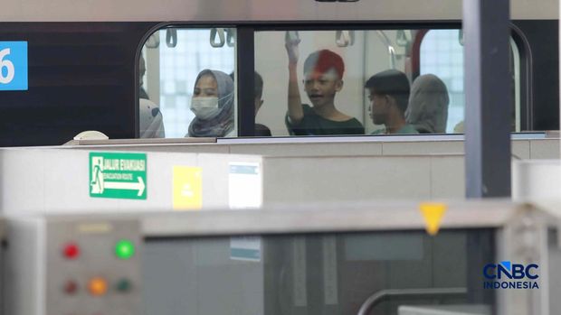 Calon penumpang saat menaiki ke menaiki kereta MRT (Moda Raya Terpadu) di Stasiun MRT Blok M Jakarta, Senin (22/6/2026). Calon penumpang saat menaiki ke menaiki kereta MRT (Moda Raya Terpadu) di Stasiun MRT Blok M Jakarta, Senin (22/6/2026). (CNBC Indonesia/Muhammad Sabki)