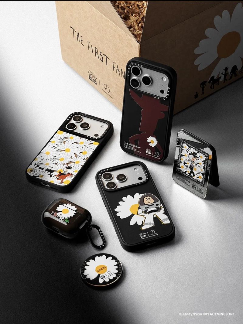 Casing hasil kolaborasi Disney dan merek pakaian G-Dragon, PEACEMINUSONE untuk merchandise Toy Story 5. Casing hasil kolaborasi Disney dan merek pakaian G-Dragon, PEACEMINUSONE untuk merchandise Toy Story 5.