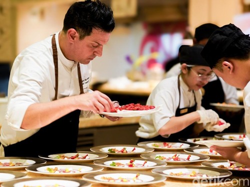 Chef Giorgio Bartolucci menyiapkan sajian kelas dunia